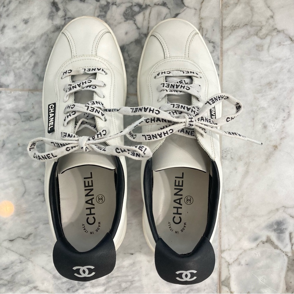 CHANEL Weekend Logo CC White Black Lagerfeld Leather Sneakers - Picture 10 of 14